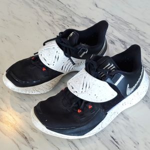 Mens Nike Kyrie Basketball Shoes. Size 8.